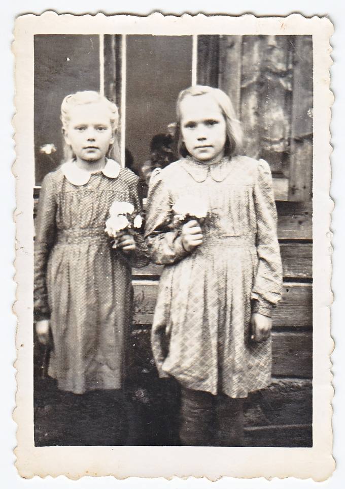Emilija Petrauskaitė su pussesere Genovaite Šlėktaite Pamiškių kaime 
